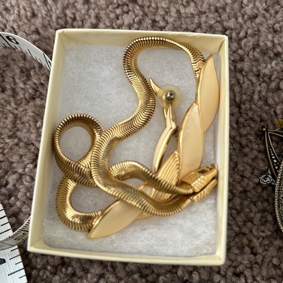 Vintage Gold Colored Costume Jewelry Set Earring and Neckalace - Picture 3 of 9